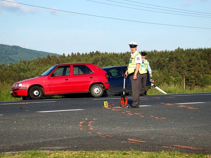 Ke srážce motocyklu a osobního automobilu došlo v ponděli 1. června v podvečer na silnici č. I/21 u odbočky do Dolního Žandova. Řidiče motocyklu a jeho spolujezdkyni transportoval ve vážném stavu do nemocnice vrtulník