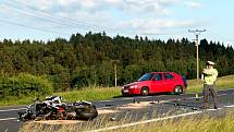 Ke srážce motocyklu a osobního automobilu došlo v ponděli 1. června v podvečer na silnici č. I/21 u odbočky do Dolního Žandova. Řidiče motocyklu a jeho spolujezdkyni transportoval ve vážném stavu do nemocnice vrtulník