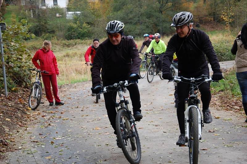 CYKLISTÉ, kteří přišli slavnostně otevřít novou cyklostezku z Doubravy u Aše do Saska, měli možnost ji ihned vyzkoušet. 