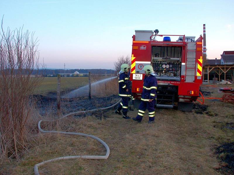 Požár suché trávy v sobotu večer na okraji Františkových Lázní