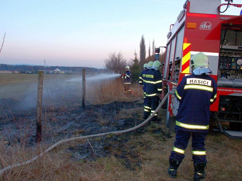 Požár suché trávy v sobotu večer na okraji Františkových Lázní