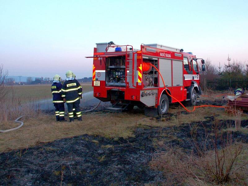 Požár suché trávy v sobotu večer na okraji Františkových Lázní