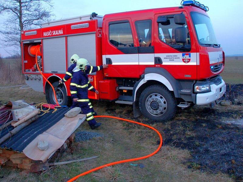 Požár suché trávy v sobotu večer na okraji Františkových Lázní