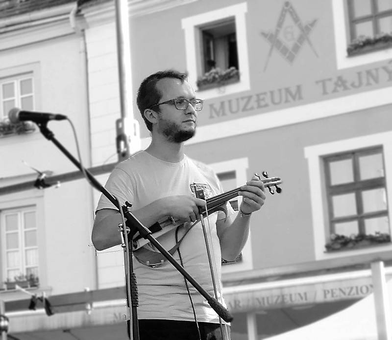 Začínající, nadějná, šestičlenná kapela Zavěšený kafe vznikla v době covidu a má dobře našlápnuto. Hraje folk-rock s prvky amerického i českého country.