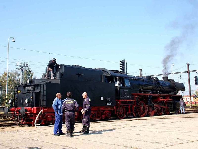 Doplňování vody do parní lokomotivy řady 41 DR v Chebu