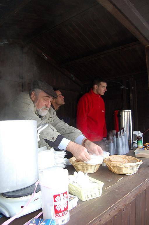 Na podporu Tříkrálové sbírky se podávala skvělá bramboračka.