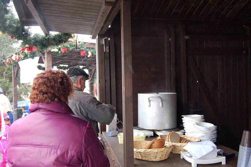 Na podporu Tříkrálové sbírky se podávala skvělá bramboračka.