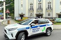 Nové auto začali používat městští strážníci ve Františkových Lázních.