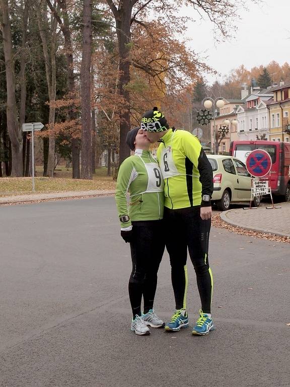 Běžecký happening pořádala Běžecká škola Miloše Škorpila ve spolupráci s Farní charitou Cheb. A ti, kteří se zúčastnili letošní 'Františkolázeňské 23hodinovky', pomáhali chebské organizaci Joker, stejně jako v minulém roce.