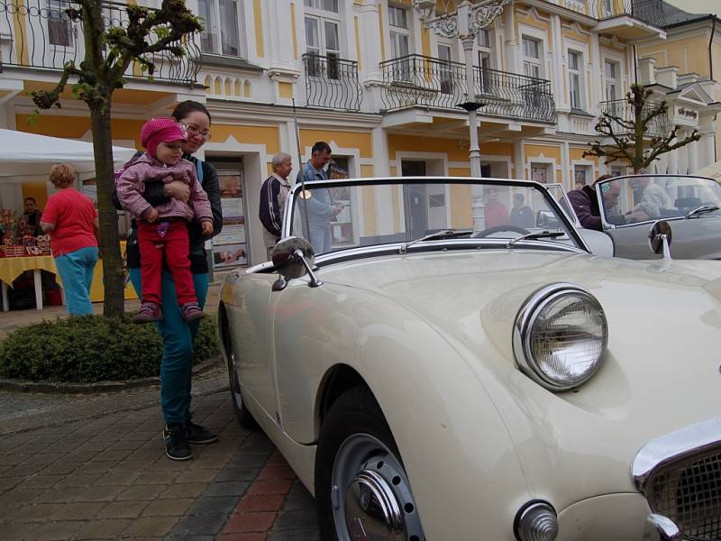 Nablýskaní letití motoroví krasavci přijeli na Prvního máje do Františkových Lázní. Na Národní třídě se za zájmu tisíců hostů odehrával už XVI. ročník Mezinárodní soutěže elegance historických vozidel. 