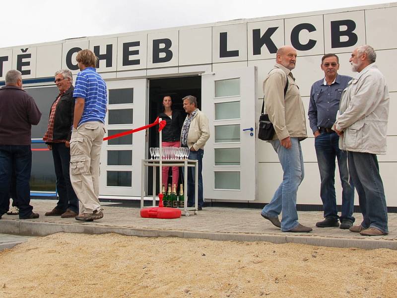 ULTRALIGHT CLUB CHEB  v pátek slavnostně zprovoznil novou budovu řízení letových služeb. 