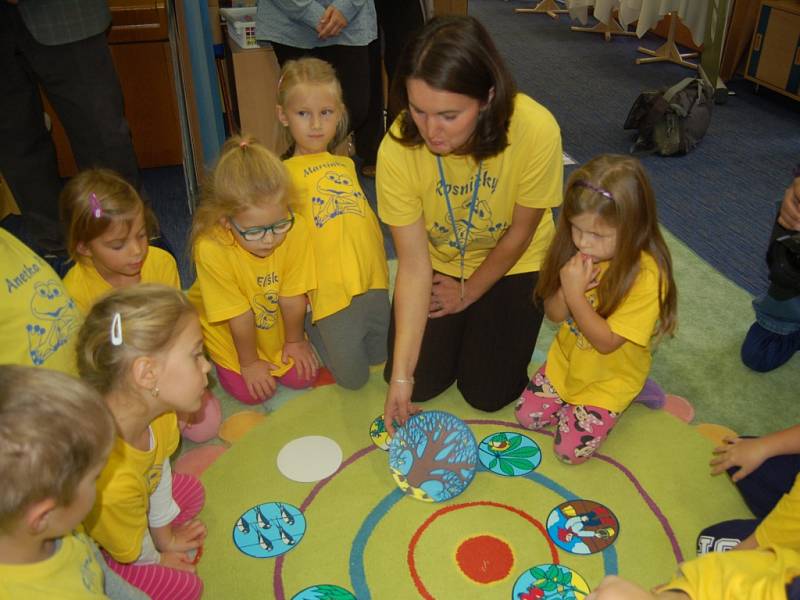   ŠKOLKA HROU. Mateřská škola Vora Mariánské Lázně otevřela Metodické centrum pro předškolní vzdělávání. Děti se v rámci projektu seznámí se spoustou zajímavých věcí. Například se naučí pracovat s interaktivní tabulí.