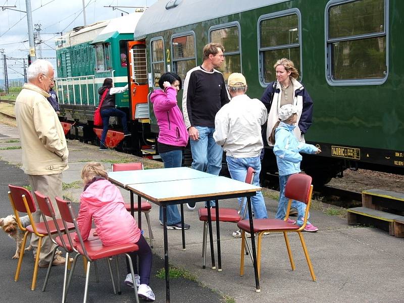 Modelové kolejiště a historické železniční vozy přitáhly na chebské nádraží desítky zájemců z celého kraje.