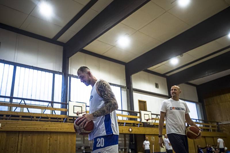 DŘINA I ODPOČINEK, to v sobě spojoval minulý týden pobyt českých basketbalistů v Mariánských Lázních. V sobotu pak proběhlo vyhlášení nejlepších hráčů minulé sezony.