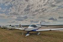 Robinson létal nad Chebem, letiště představilo i letadlo domácí výroby