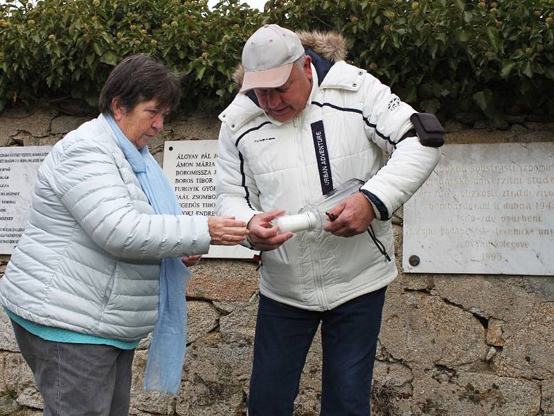 Uctít památku 36 obětí v masových hrobech přijeli do Hazlova členové spolku Svazu Maďarů žijících v českých zemích, Pobočný spolek Karlovy Vary.