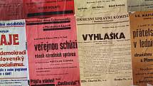 Kolemjdoucí mohou v Mariánských Lázních vidět plakáty z roku 1946.