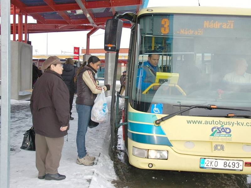 CESTUJÍCÍ NEJEN Z CHEBU si nemohou nový terminál vynachválit. Včera využili hned několika autobusových spojů. 