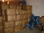 Chebští kriminalisté našli ukradené zboží. Jednalo se o 16 tun textilu a zloději ho ukradli v celním prostoru Cheb i s kamionem.