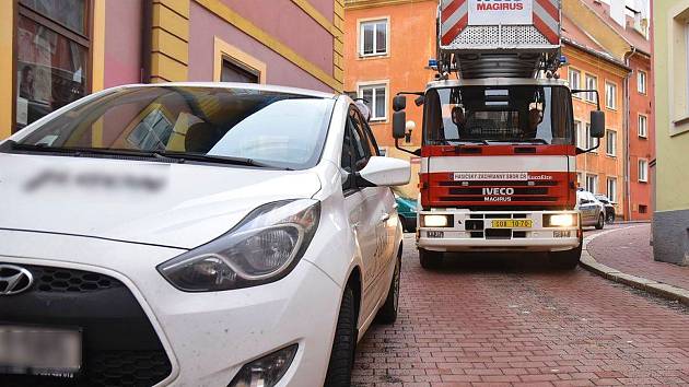 Nedostatek parkovacích míst v centru města Chebu mnohdy komplikuje průjezd i aut záchranných složek.