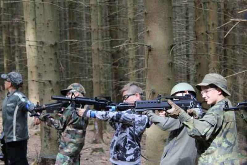 Military tábor, který pořádá spolek Academia of Soldiers, chce vytáhnout děti od moderní techniky.