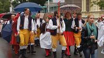 MARIÁNKY PATŘILY FOLKLORU. Mezinárodní folklorní festival Mariánský podzim se tradičně uskutečnil v Mariánských Lázních. Kromě vystoupení na kolonádě nebo v anglikánském kostele měli místní i hosté možnost spatřit krásu lidových krojů při průvodu městem. 