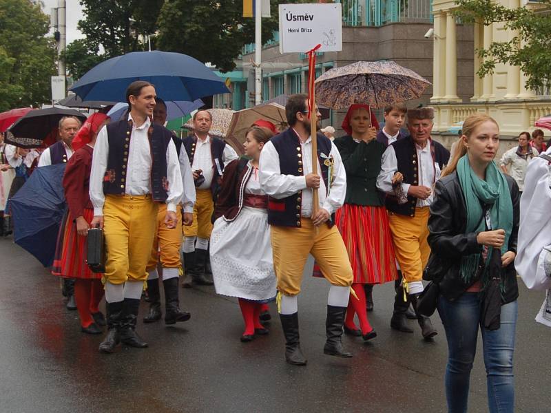 MARIÁNKY PATŘILY FOLKLORU. Mezinárodní folklorní festival Mariánský podzim se tradičně uskutečnil v Mariánských Lázních. Kromě vystoupení na kolonádě nebo v anglikánském kostele měli místní i hosté možnost spatřit krásu lidových krojů při průvodu městem. 