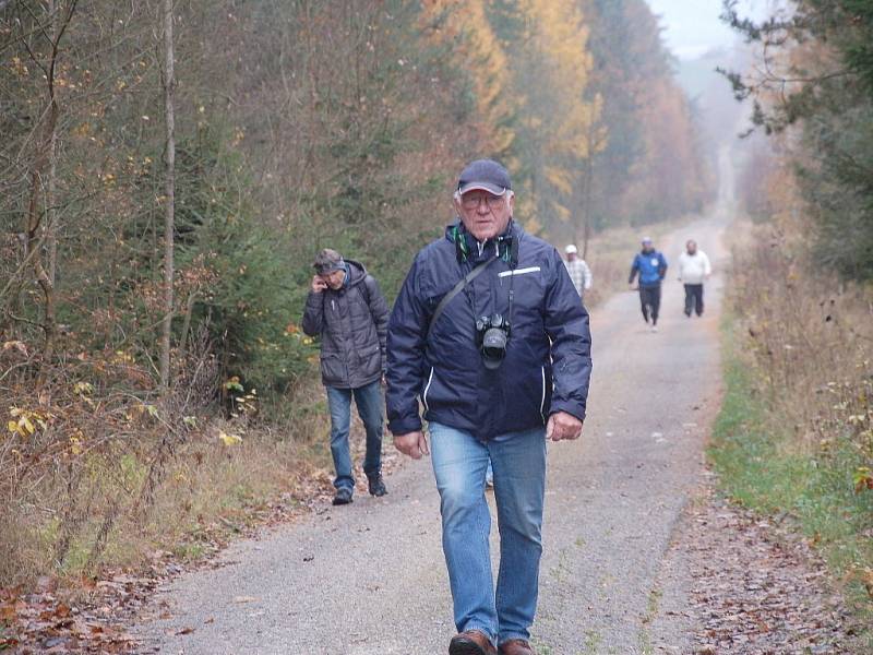 OBYVATELÉ nejen z Chebu, ale i okolních obcí se vydali k památníku Obětem železné opony ve Svatém Kříži.