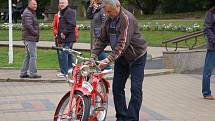 Nablýskané plechové miláčky předvedli majitelé historických automobilů a motocyklů ve Františkových Lázních.