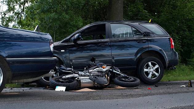 Ke smrtelné nehodě došlo v pondělí večer na silnici z Chebu do Svatého Kříže. Pětatřicetiletý motocyklista nepřežil střet s osobním automobilem.