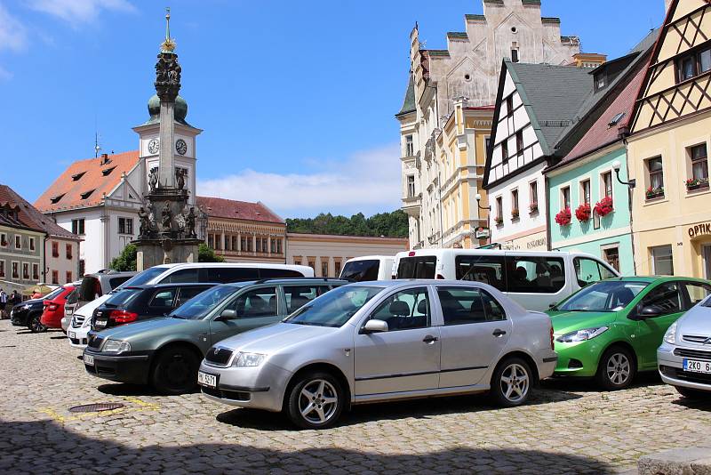 Semestrální práce studentů se zabývaly parkováním v předmostí i revitalizací náměstí, které je stále plné aut.