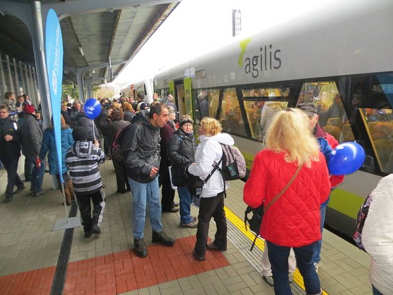 PRVNÍ JÍZDY osobních vlaků z Aše do německého Selbu a Hofu si nenechaly ujít stovky lidí. Na každý spoj čekalo několik desítek cestujících. 