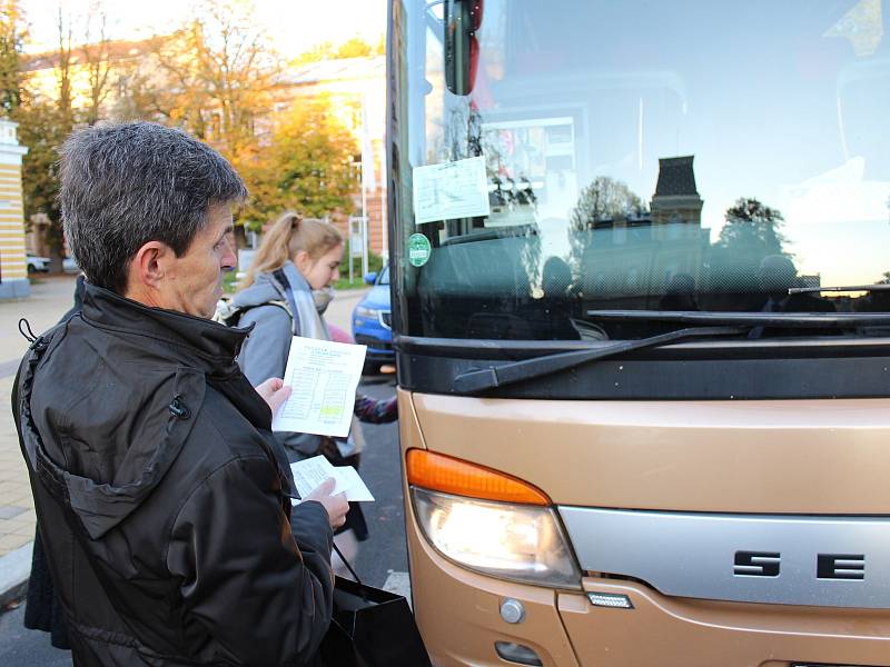 Už 2000 autobus vypravil na divadelní představení do Prahy profesor chebského gymnázia Miroslav Stulák.