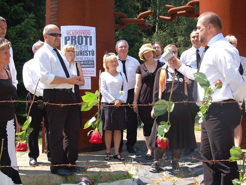  Protestní hladovku zahájili aktivisté u památníku obětem železné opony ve Svatém Kříži u Chebu. 