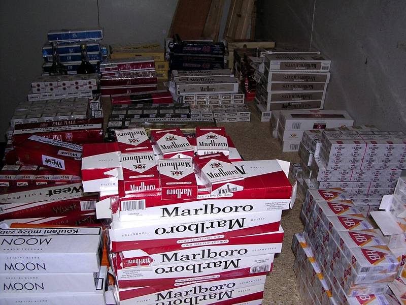 Důmyslně ukrytý sklad skrýval ve Vojtanově nekolkované cigarety