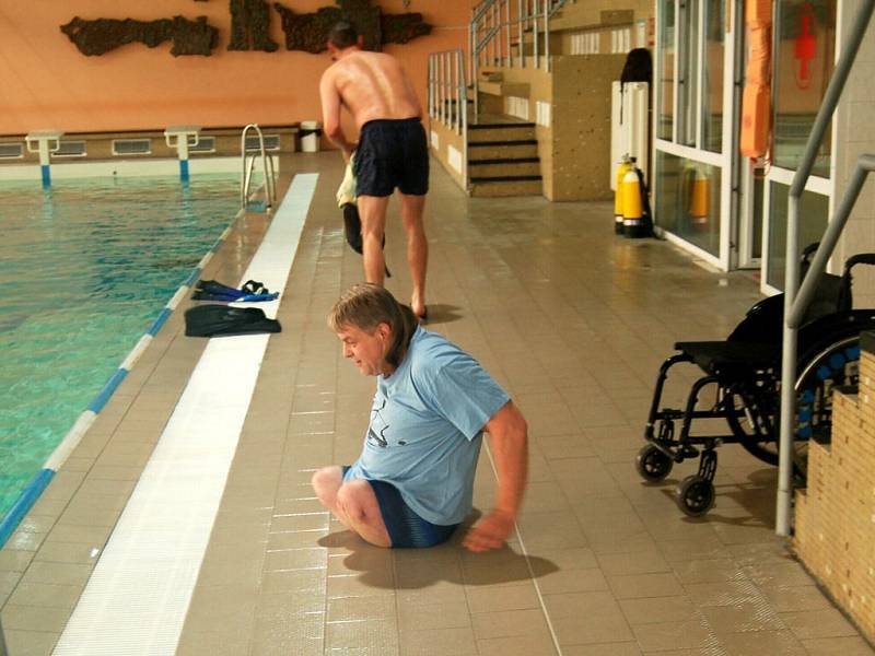 Potápěči a vozíčkáři v chebském plaveckém bazénu