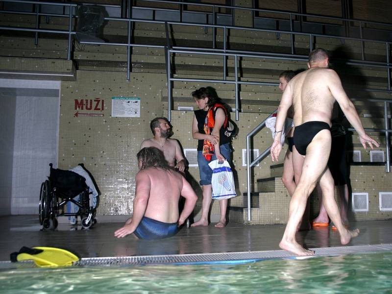 Potápěči a vozíčkáři v chebském plaveckém bazénu