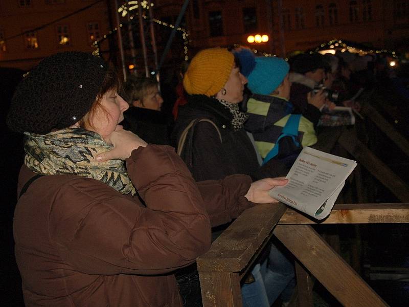 Česko zpívalo koledy také na chebském náměstí. V čele se sborem ze Základní umělecká škola Jindřicha Jindřicha Cheb.  