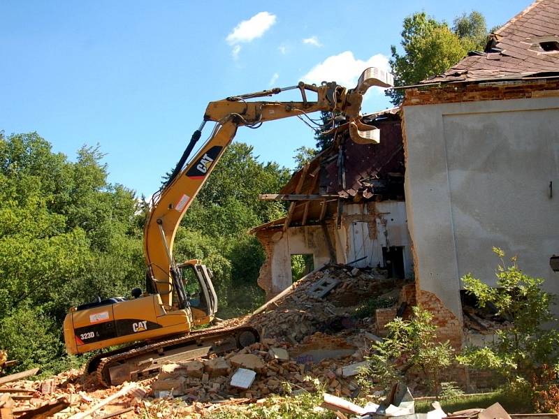 ZBYTEK BÝVALÉ restaurace Myslivna v Chebu, do které se pustil bagr a rozebral ji do základů. 