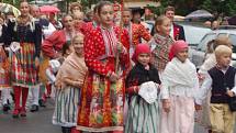 MARIÁNKY PATŘILY FOLKLORU. Mezinárodní folklorní festival Mariánský podzim se tradičně uskutečnil v Mariánských Lázních. Kromě vystoupení na kolonádě nebo v anglikánském kostele měli místní i hosté možnost spatřit krásu lidových krojů při průvodu městem. 