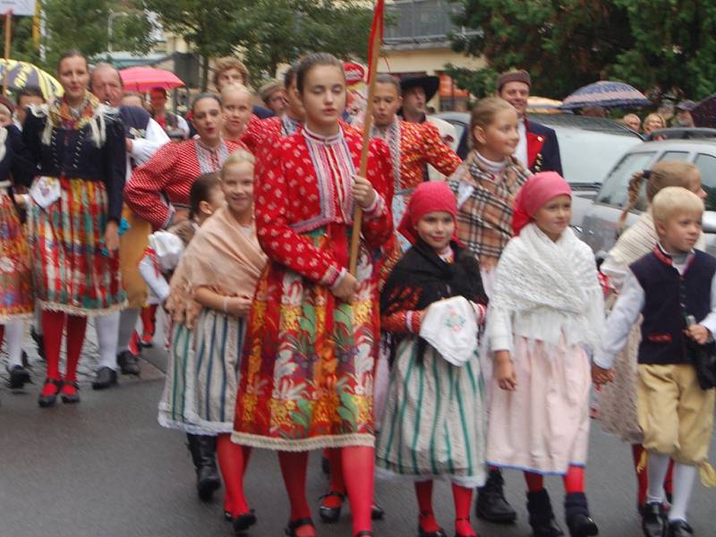 MARIÁNKY PATŘILY FOLKLORU. Mezinárodní folklorní festival Mariánský podzim se tradičně uskutečnil v Mariánských Lázních. Kromě vystoupení na kolonádě nebo v anglikánském kostele měli místní i hosté možnost spatřit krásu lidových krojů při průvodu městem. 