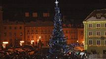 Letošní jedinečné vánoční trhy na chebském náměstí i přes týden lákají mnoho Chebanů i lidí z okolí.