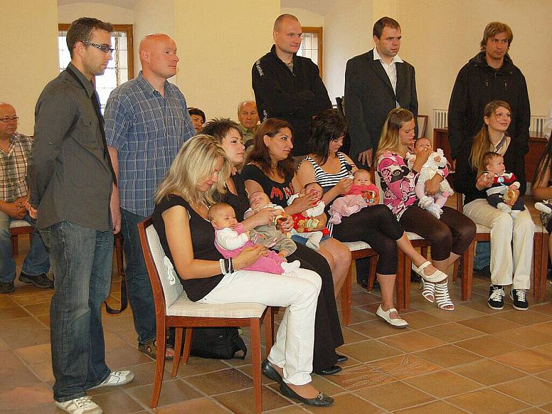 Pracovnice chebského městského úřadu přivítaly v chebské obřadní síni pětadvacet nových občánků města Chebu.