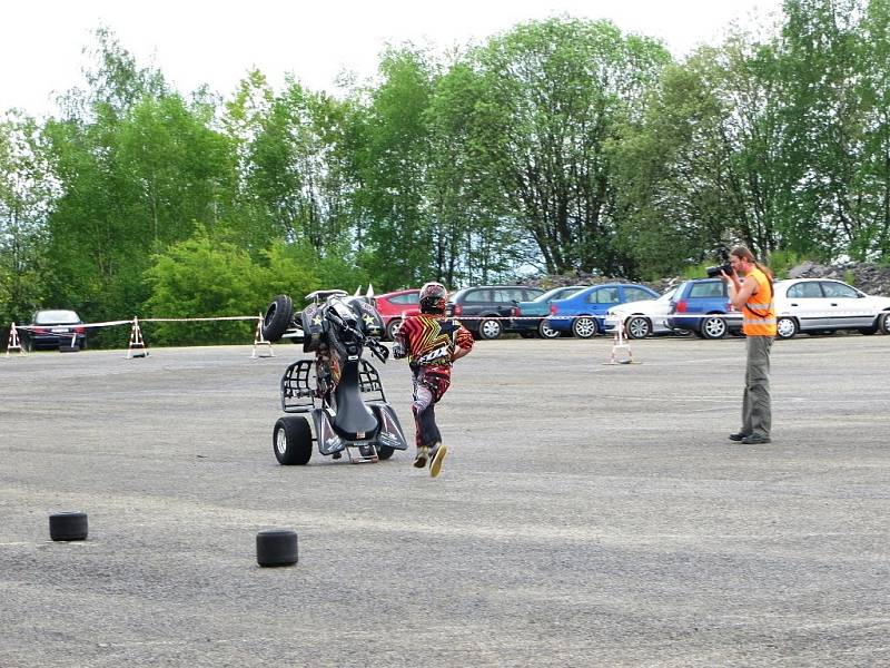 Kaskadérští amatéři z téměř celé republiky se sjeli na takzvaný Stuntplac v Dolních Dvorech u Chebu.