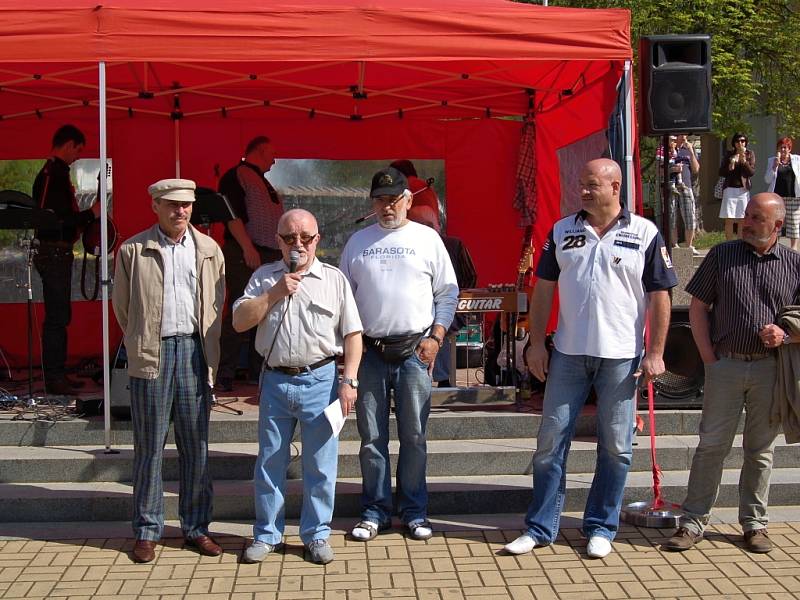 XIV. ročník Mezinárodní soutěže elegance historických vozidel se uskutečnil ve Františkových Lázních.