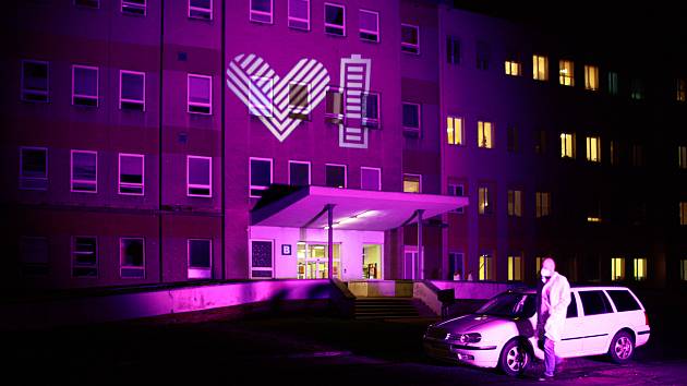 Na výraz vděku a na podporu zdravotníkům se 27. listopadu večer v rámci dobročinné aktivity „Světlo lékařům“ rozsvítila budova Nemocnice Cheb.