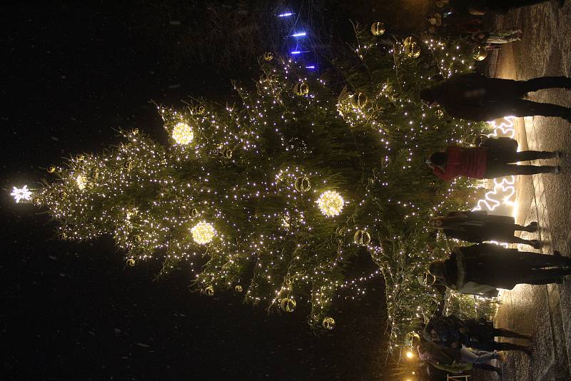 Rozsvícení vánočního stromu na kolonádě v Mariánských Lázních.