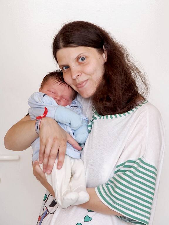 VÁCLAV BLÁHA se narodil v sobotu 9. května v 5.53 hodin. Při narození vážil 3 500 gramů a měřil 50 centimetrů. Maminka Ivana tatínek Petr se radují z malého Vašíčka doma v Chebu.