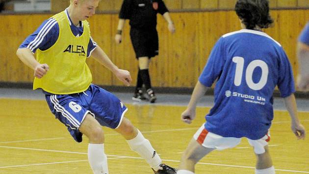 ZÁSTUPCI chebského regionu ve futsalové divizi skupiny C byli v hale Lokomotivy Cheb stoprocentně úspěšní. Dvakrát vyhrál Herd Cheb  i Františkovy Lázně. Na snímku  David  Šneberger  (vlevo) v duelu Chebu se Staňkovem.