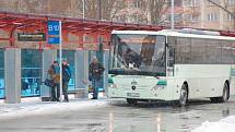 CESTUJÍCÍ NEJEN Z CHEBU si nemohou nový terminál vynachválit. Včera využili hned několika autobusových spojů. 